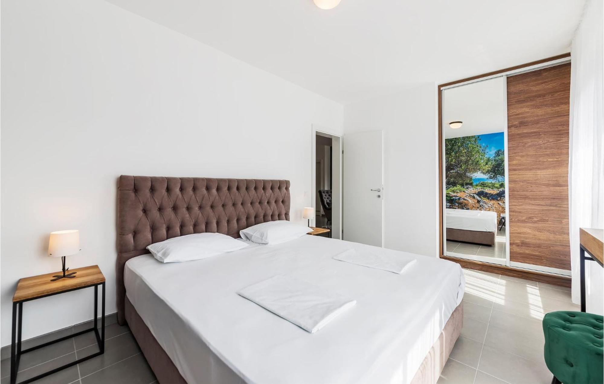 Amazing Apartment In Premantura With Kitchen Ngoại thất bức ảnh