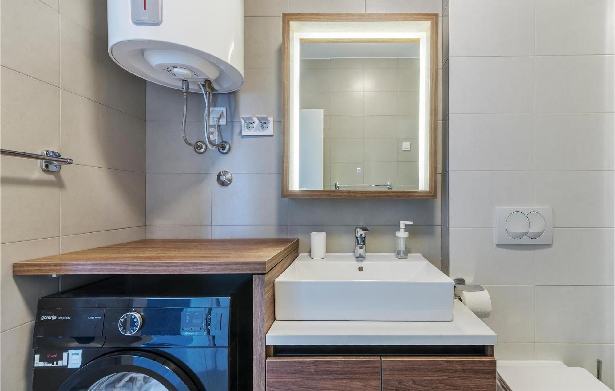 Amazing Apartment In Premantura With Kitchen Ngoại thất bức ảnh