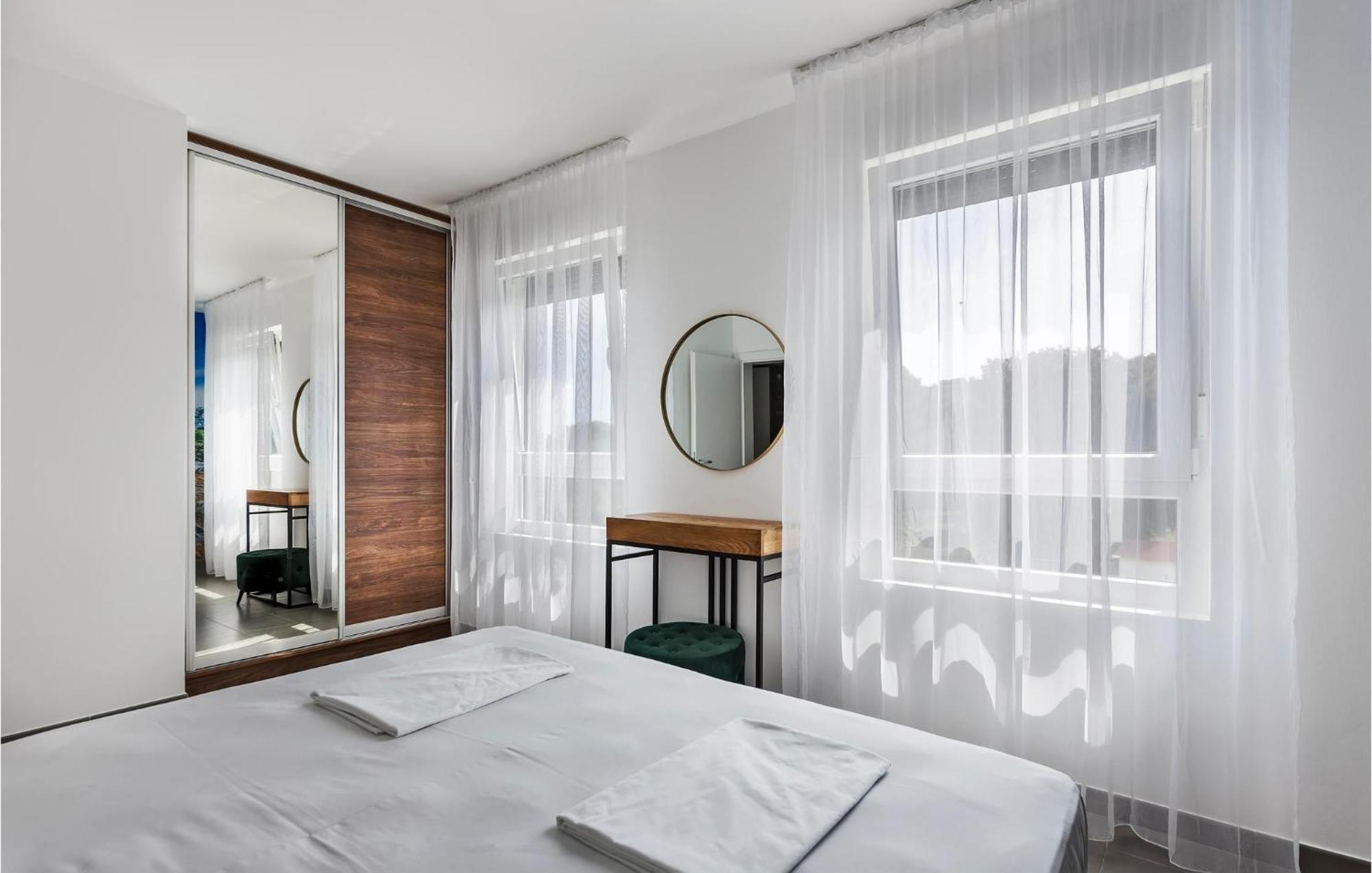Amazing Apartment In Premantura With Kitchen Ngoại thất bức ảnh