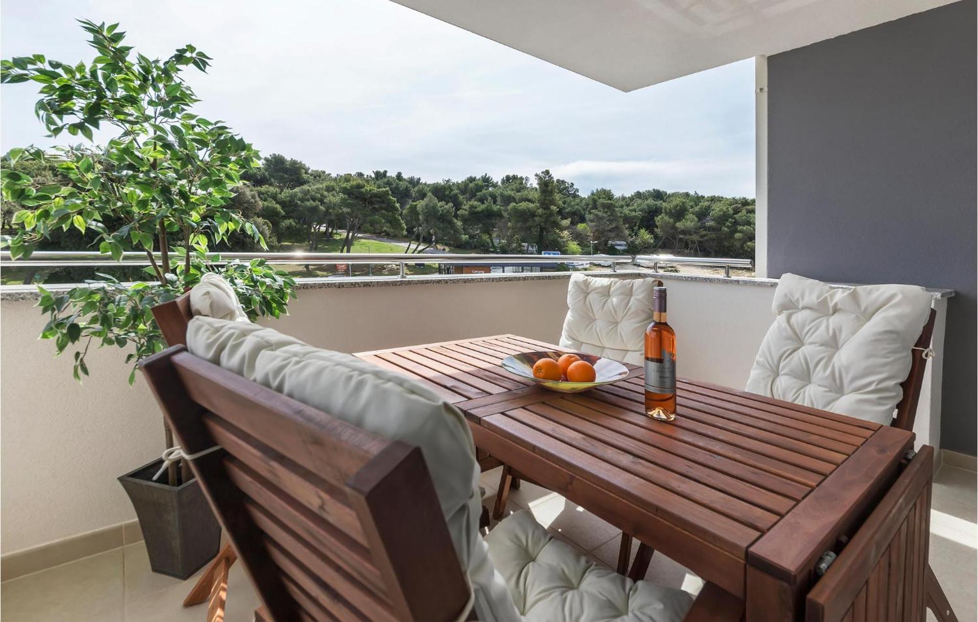 Amazing Apartment In Premantura With Kitchen Ngoại thất bức ảnh